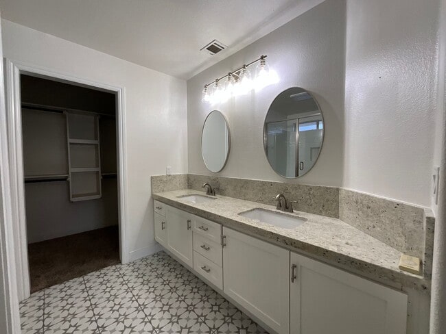 Building Photo - Updated 3 Bedroom 2 Bath Home in Fresno!