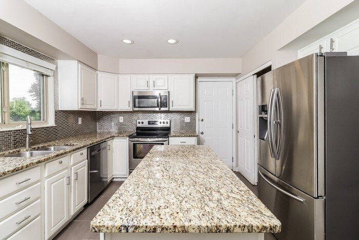 Building Photo - 8133 Rose Petal Dr