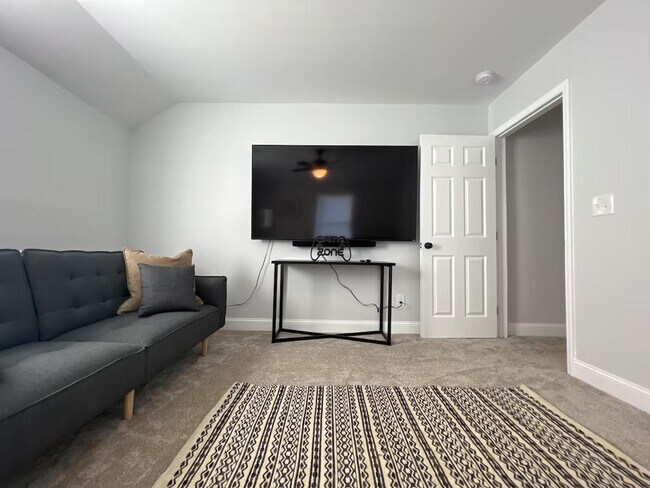 Building Photo - 24 Seth St