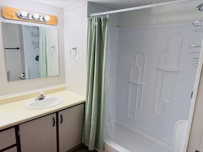 Building Photo - 2 Bedroom fresh remodel in Billings Heights