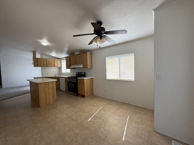 Building Photo - 3 bed 2 bath home with a large yard. BHCRE...