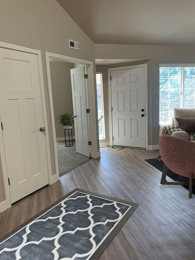 Building Photo - Two Bedroom Apartment with Living Area Loft Available!