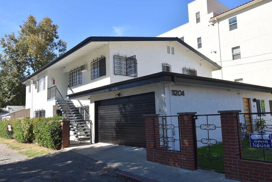 Primary Photo - 11204 Peach Grove St