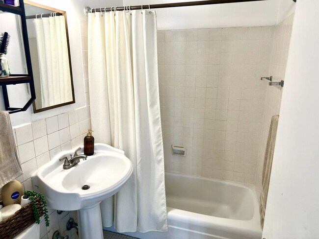 Building Photo - 201 St Pauls Ave