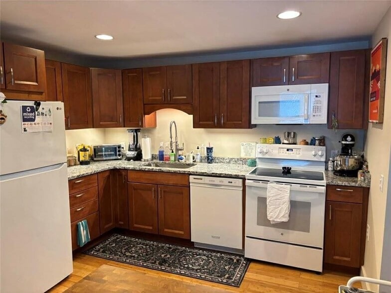 Building Photo - 12 Clark St