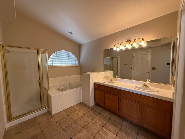 Building Photo - 4-bedroom plus a loft on a court in Escalon!