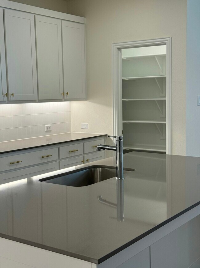 Building Photo - 2821 Jacaranda Dr