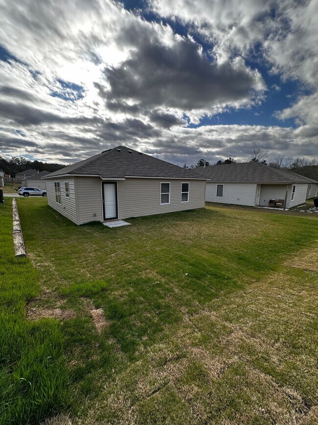 Building Photo - For rent in Pell City!