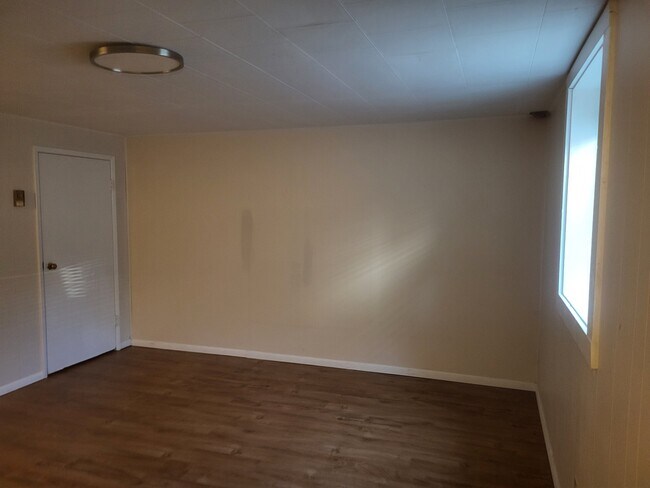 MIL Unit bedroom corner - 1704 N Stone St