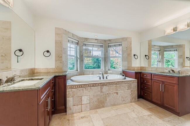 Building Photo - Stunning 5bed/5bath + Office in Prime Kirk...