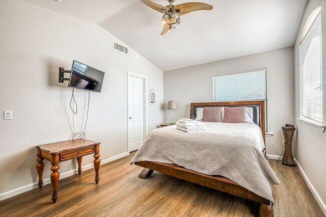 Building Photo - Beautiful Westside home FURNISHED with 4 b...