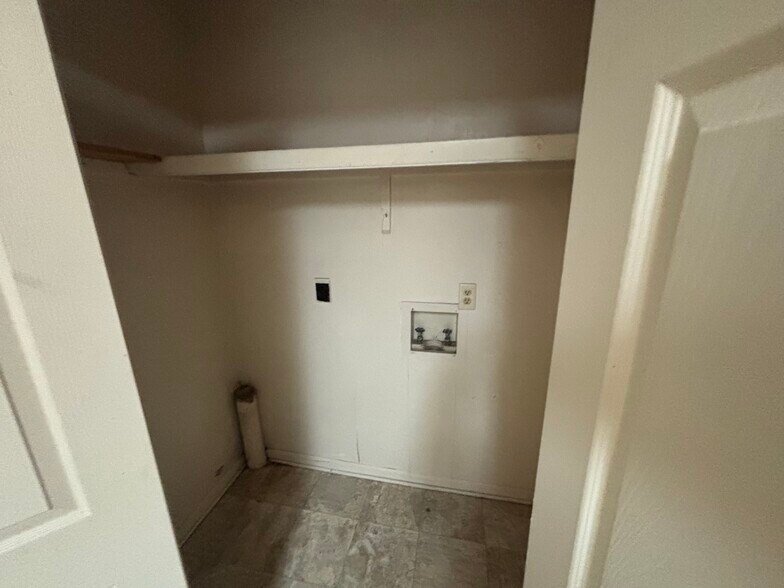 Building Photo - 256 N Berthe Ave