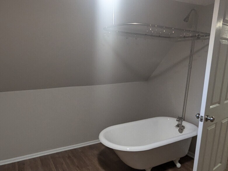 Bathroom Right - 724 Hamilton Ave