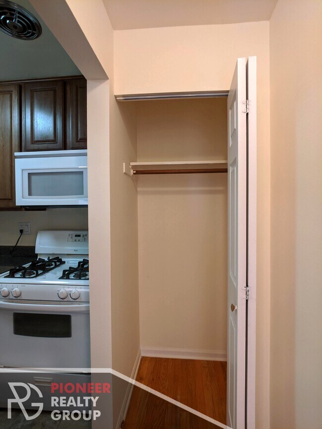 Building Photo - 660 W Wrightwood Ave