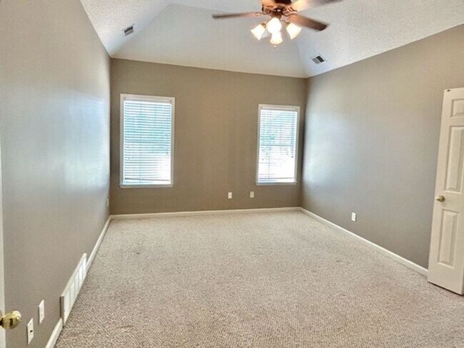 Building Photo - Move In Special! Now leasing a spacious 3 ...