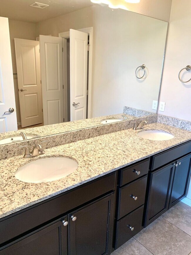 Building Photo - Townhome for Rent in Rogers - 3 bedrooms, ...