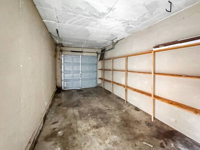 Building Photo - 2 Bedroom Condo For Rent