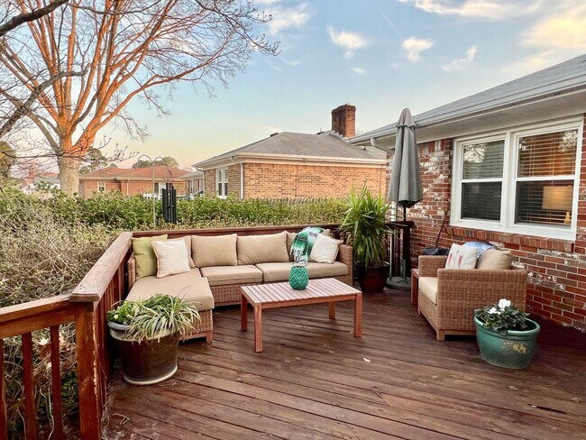 Building Photo - 3BD/ 2BA Brick Ranch in Lakeview Smith Terrace! Gorgeous Private Back Yard! Available NOW!