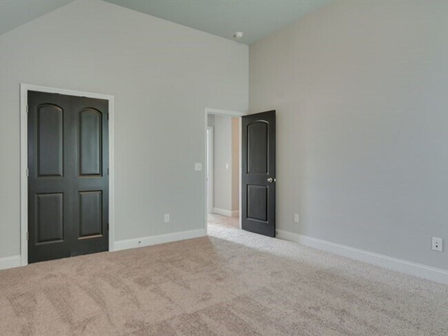 Building Photo - Centrally Located Home Sweet Home