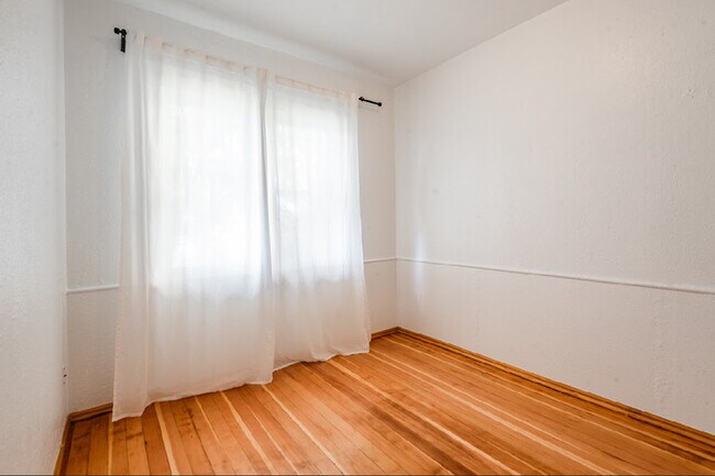 Building Photo - 450 Quince St