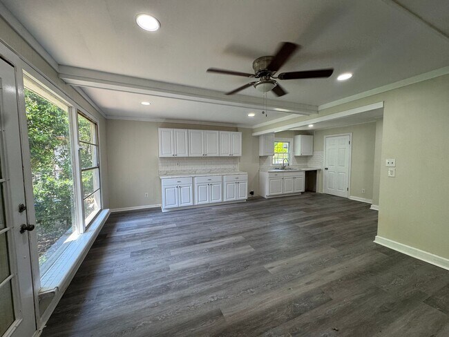 Building Photo - Large spacious home