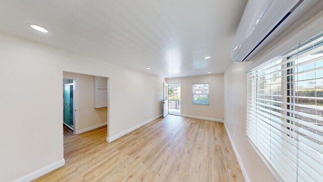 Building Photo - Charming 2 bed, 1.5 bath home with views of Downtown!