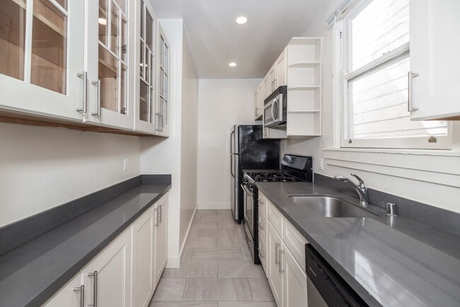 Building Photo - UPDATED PRICING! Parking! 2BR. Private Patio!  DISHWASHER! On-Site LAUNDRY! HARDWOOD!