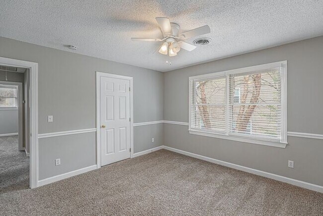 Building Photo - NW Large Updated Home! LR, DR, Den, FP, Ha...