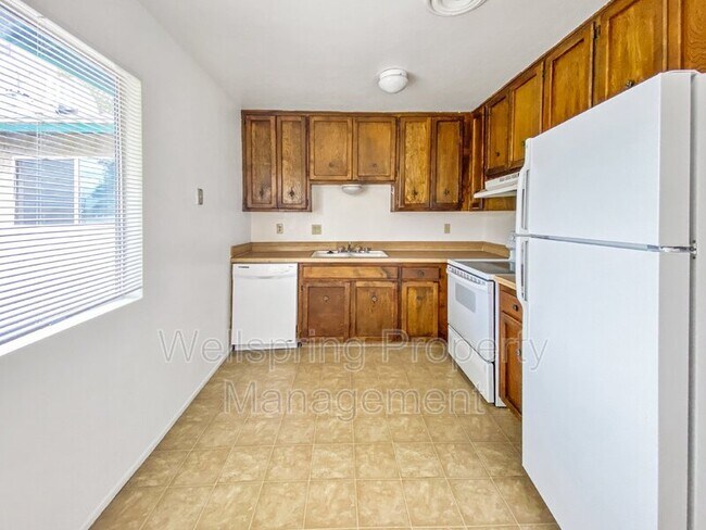 Building Photo - 213 N Alvord St