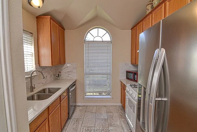 Building Photo - Newly Remodeled Unit!