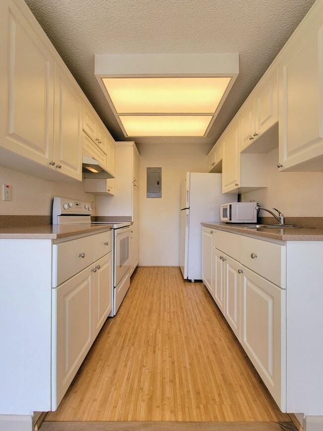 Building Photo - Avaliable now : A 2 Bedroom, 1 bathroom with 2 assigned parking stalls at Royal Palm in Waipio