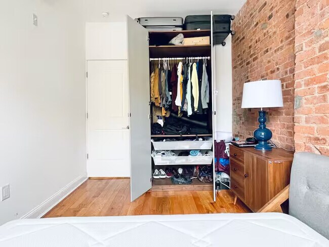 Primary Photo - Bushwick Exposed brick, 23 mins to Manhatt...