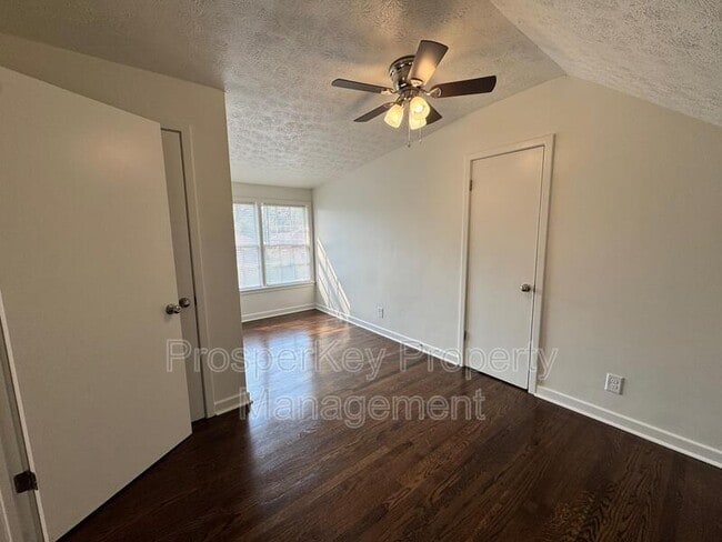 Building Photo - 419 Victoria Dr