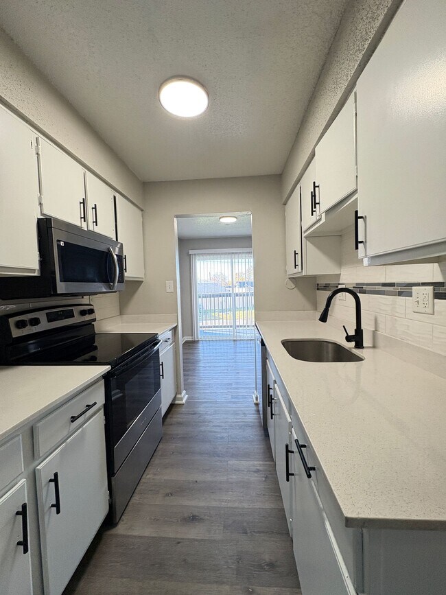 Building Photo - Remington On Rockville Living