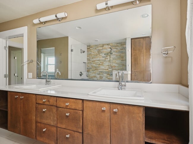 Building Photo - 1705 W 11th St