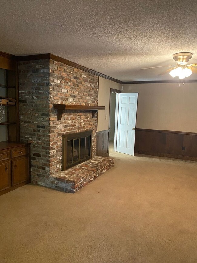 Building Photo - 3 Bedroom 3 Bath Brick Ranch