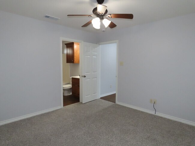 Building Photo - Whitehouse ISD -3 Bedroom, 2 Bath Duplex
