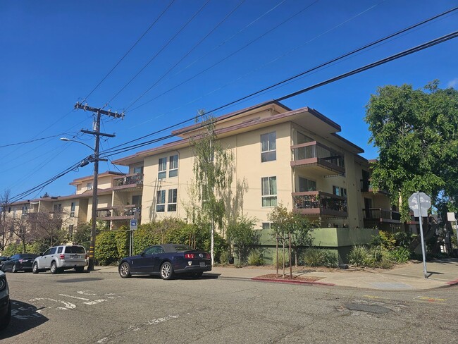 Building Photo - Cozy 2 Bedroom Condo Looking Near Piedmont...