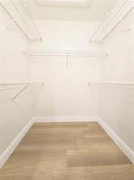 Building Photo - 2881 N Oakland Forest Dr