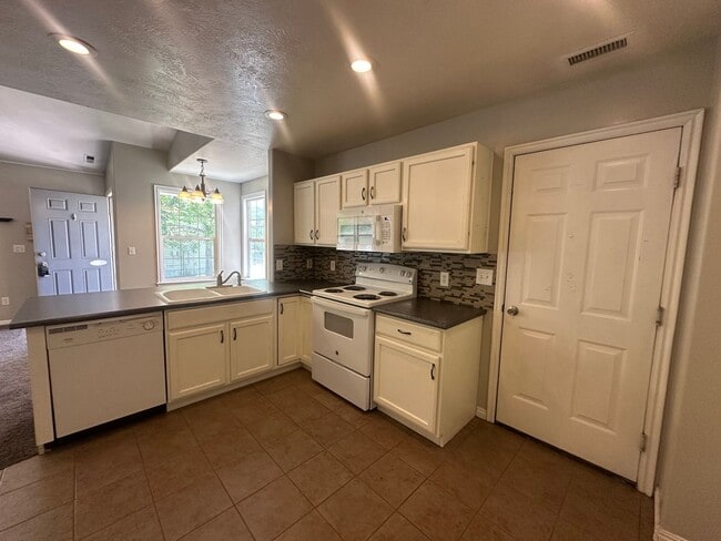 Building Photo - 3 Bed 1 Bath home in heart of Provo!