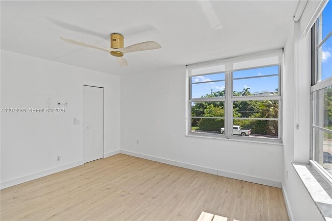 Building Photo - 9250 W Bay Harbor Dr