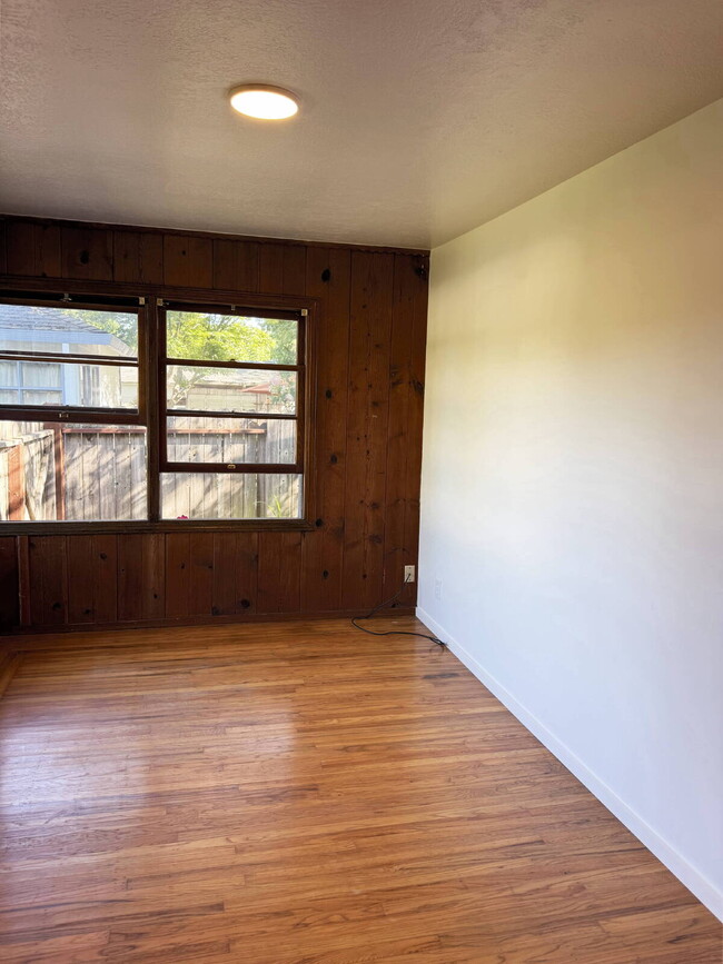 Building Photo - 1 Bed, 1 Bath in Glen Ellen