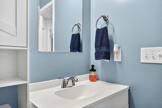 Building Photo - Like-New 2024 Townhome with Mountain Views, Garage & Backyard