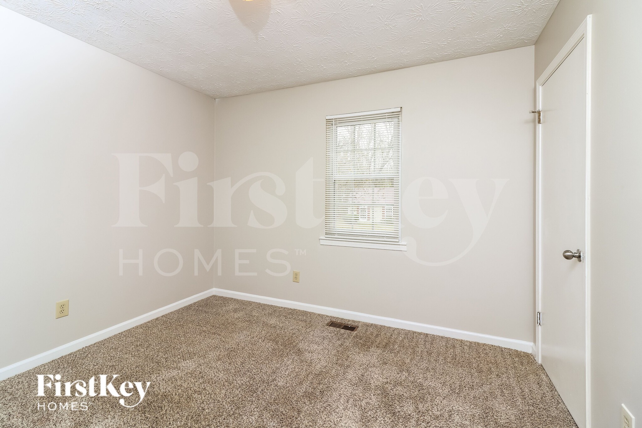 Building Photo - 1705 Olde Oak Dr