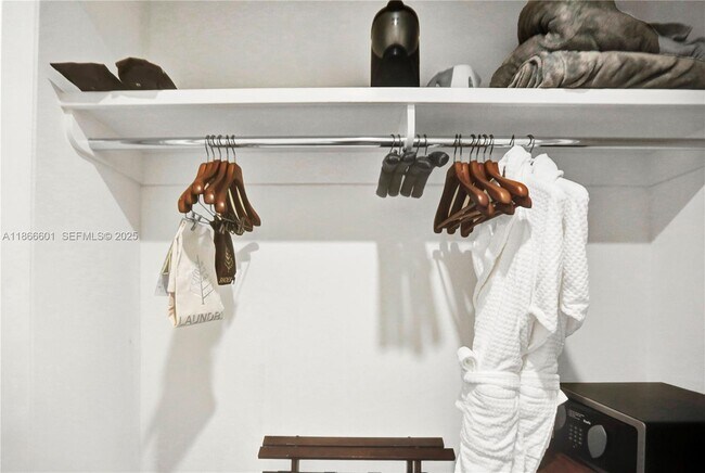 Building Photo - 1435 Brickell Ave