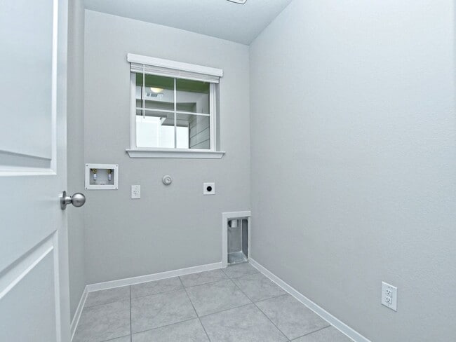 Building Photo - 3 BR / 2 BA - 1533 SF in Bastrop - Close t...