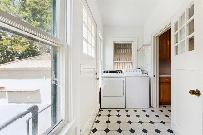 Building Photo - 703 E Main St