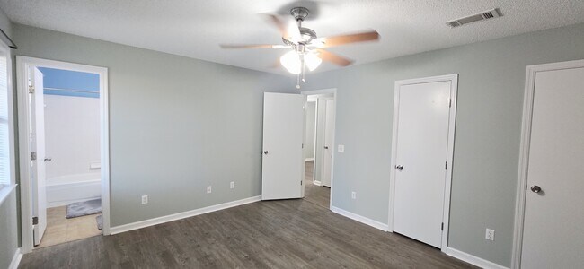 Building Photo - 627 Windhaven Dr