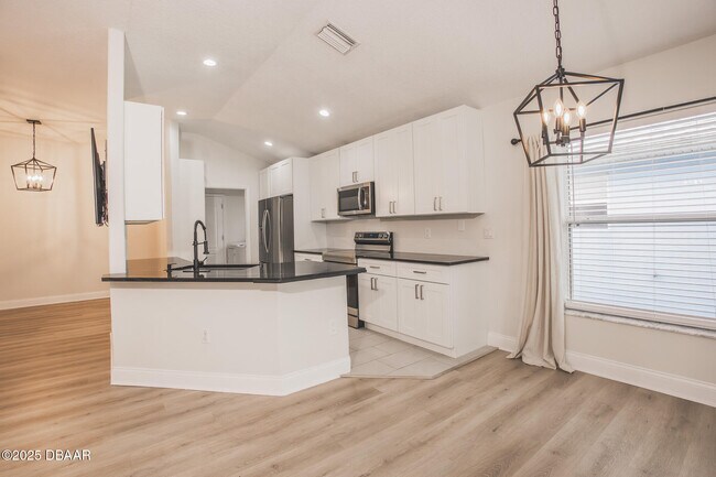 Building Photo - 801 Angelina Ct