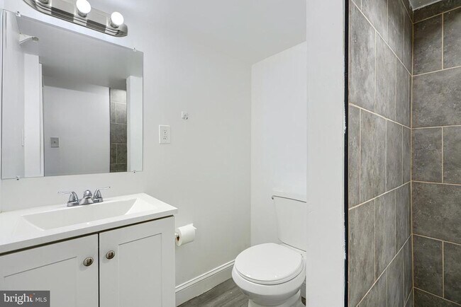 Building Photo - 165 Hampshire Rd